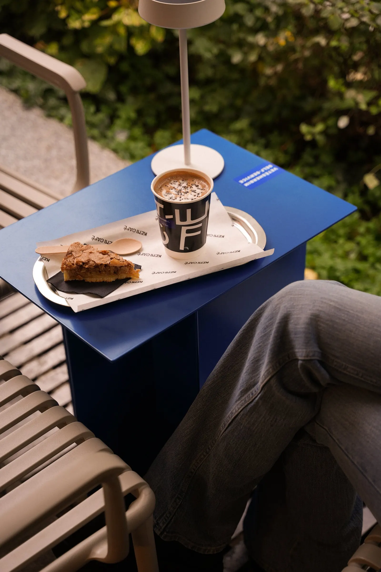 Kafe dhe tartë mbi tryezën blu